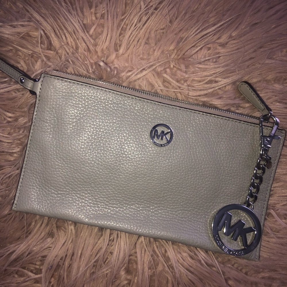 Michael Kors Fulton clutch **plus free keychain**